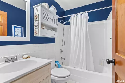 Bath - 2828 Crown Pt, Springfield, IL 62704 photo 3 of 3