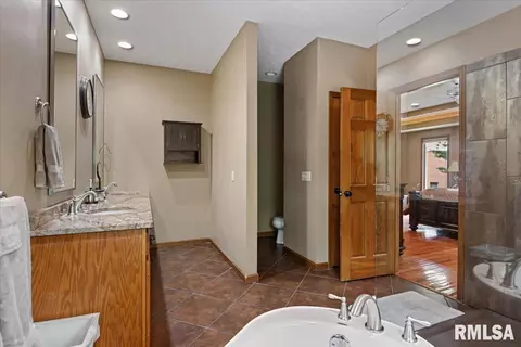 Bath - 3620 Melissa Dr, Springfield, IL 62711 photo 4 of 6