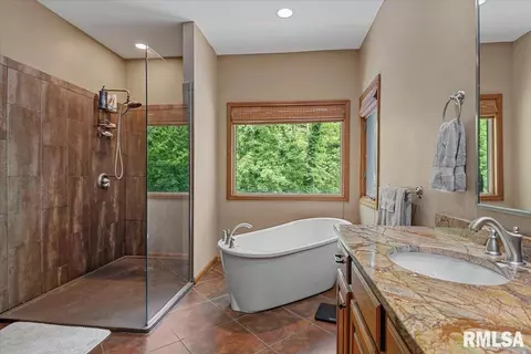 Bath - 3620 Melissa Dr, Springfield, IL 62711 photo 3 of 6