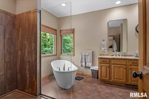 Bath - 3620 Melissa Dr, Springfield, IL 62711 photo 2 of 6