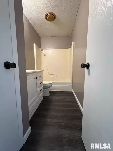 Bath - 2043 Scarborough Rd, Springfield, IL 62702 photo 1 of 3
