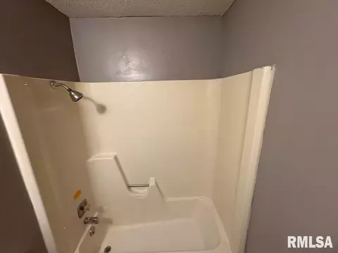 Bath - 2043 Scarborough Rd, Springfield, IL 62702 photo 3 of 3