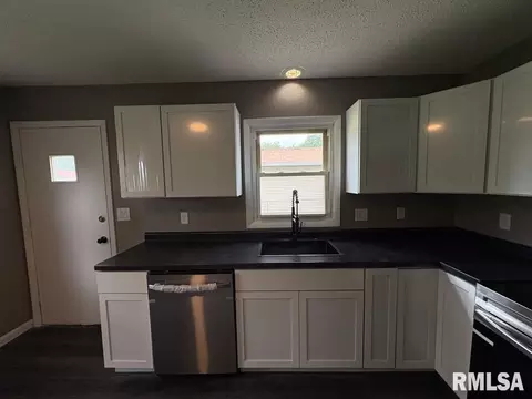 Kitchen - 2043 Scarborough Rd, Springfield, IL 62702 photo 2 of 3