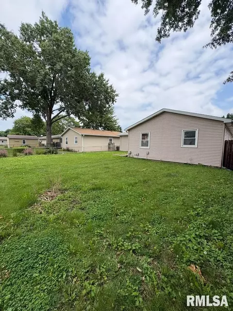 Exterior - 2043 Scarborough Rd, Springfield, IL 62702 photo 4 of 4