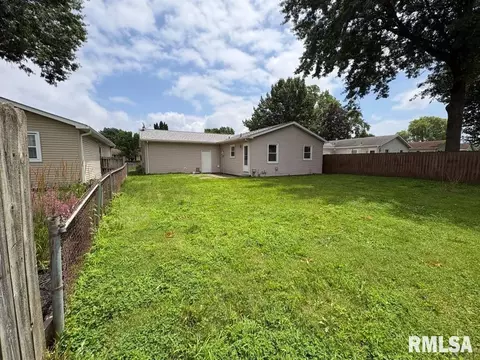 Exterior - 2043 Scarborough Rd, Springfield, IL 62702 photo 2 of 4