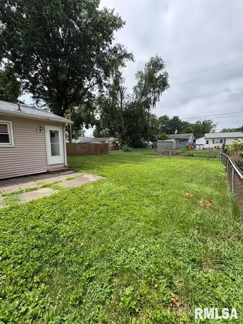Exterior - 2043 Scarborough Rd, Springfield, IL 62702 photo 3 of 4