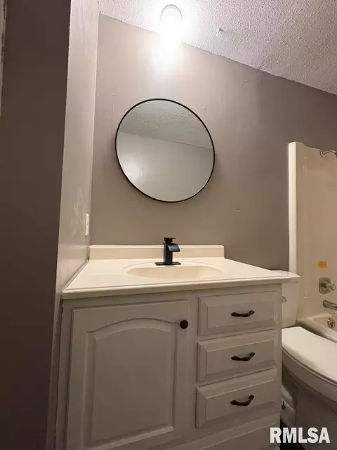 Bath - 2043 Scarborough Rd, Springfield, IL 62702 photo 2 of 3