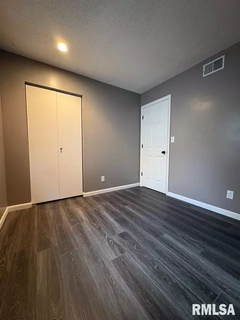 Bedroom - 2043 Scarborough Rd, Springfield, IL 62702 photo 2 of 9