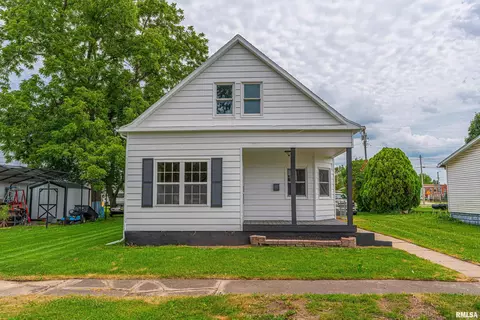102 NE 2nd St, Atlanta, IL 61723