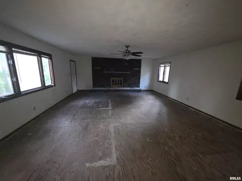 Living - 1035 N 6th St, Springfield, IL 62702 photo 1 of 3