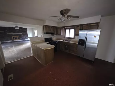 Kitchen - 1035 N 6th St, Springfield, IL 62702 photo 2 of 2