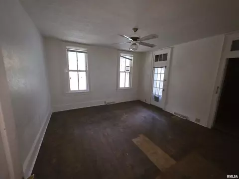 Living - 1035 N 6th St, Springfield, IL 62702 photo 3 of 3
