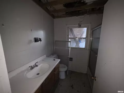 Bath - 1035 N 6th St, Springfield, IL 62702 photo 1 of 2