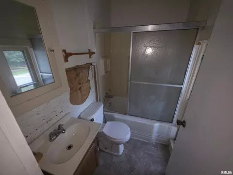 Bath - 1035 N 6th St, Springfield, IL 62702 photo 2 of 2