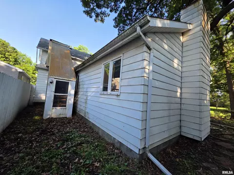 Exterior - 1035 N 6th St, Springfield, IL 62702 photo 3 of 3