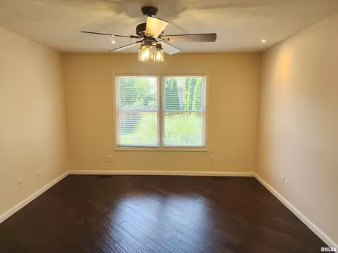 Living - 404 Treeline Ln, Springfield, IL 62703 photo 8 of 8