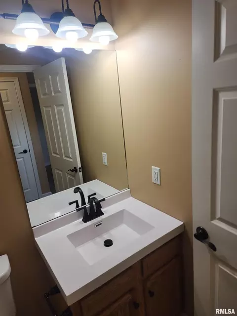 Bath - 404 Treeline Ln, Springfield, IL 62703 photo 8 of 9
