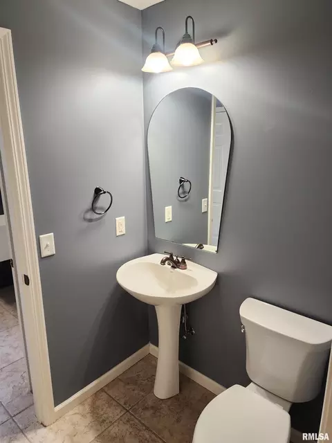 Bath - 404 Treeline Ln, Springfield, IL 62703 photo 1 of 9