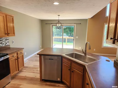 Kitchen - 404 Treeline Ln, Springfield, IL 62703 photo 4 of 5