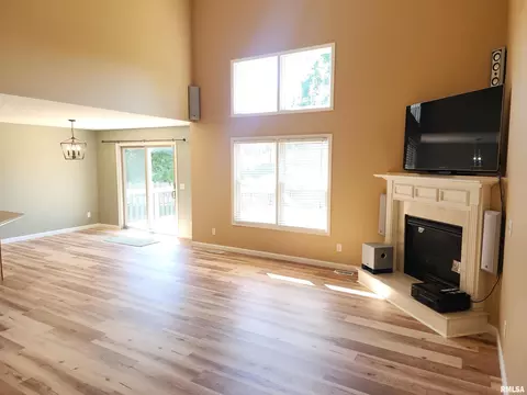 Living - 404 Treeline Ln, Springfield, IL 62703 photo 2 of 8