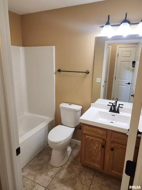 Bath - 404 Treeline Ln, Springfield, IL 62703 photo 7 of 9