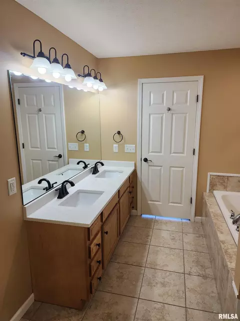 Bath - 404 Treeline Ln, Springfield, IL 62703 photo 5 of 9