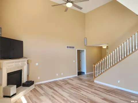 Living - 404 Treeline Ln, Springfield, IL 62703 photo 5 of 8