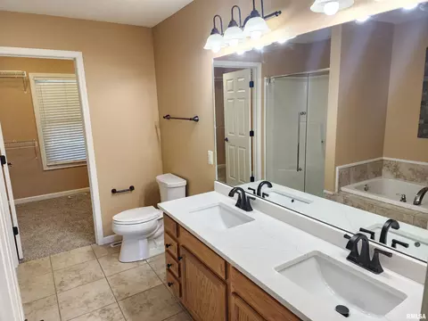 Bath - 404 Treeline Ln, Springfield, IL 62703 photo 2 of 9