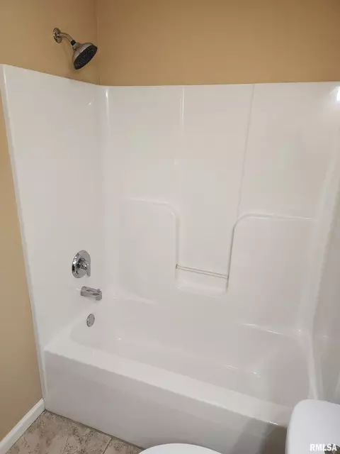 Bath - 404 Treeline Ln, Springfield, IL 62703 photo 9 of 9