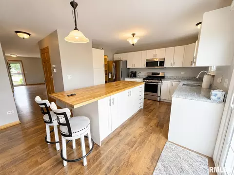 Kitchen - 304 Aster Dr, Minooka, IL 60447 photo 2 of 2