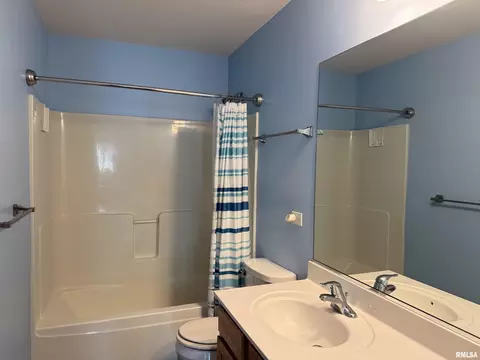 Bath - 304 Aster Dr, Minooka, IL 60447 photo 5 of 7