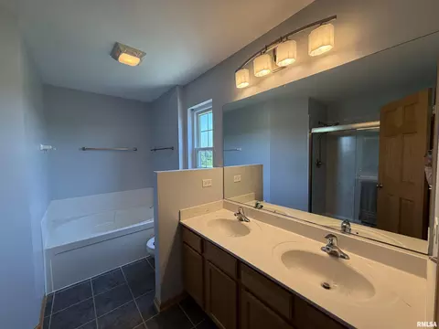Bath - 304 Aster Dr, Minooka, IL 60447 photo 2 of 7