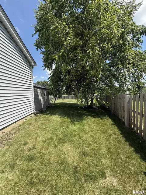 Exterior - 304 Aster Dr, Minooka, IL 60447 photo 7 of 14