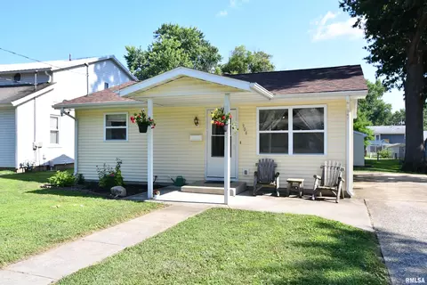 906 E Stevenson St, Taylorville, IL 62568