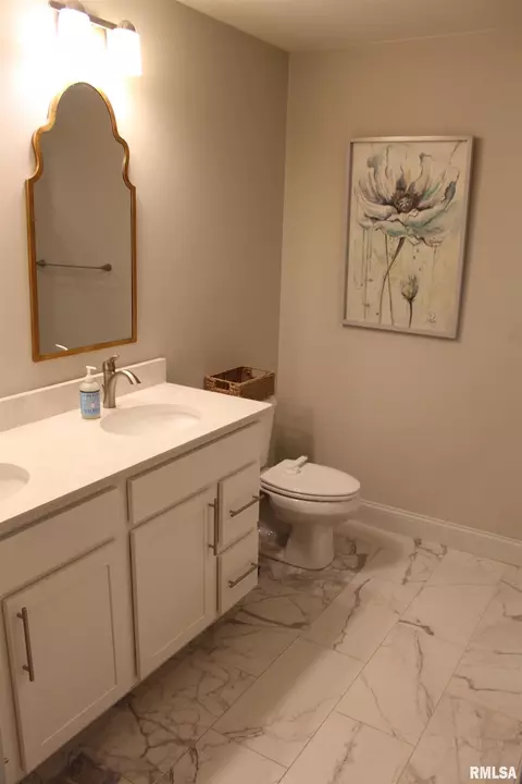 Bath - 3418 Telford Dr, Springfield, IL 62711 photo 2 of 5