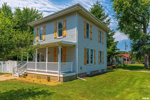 402 3rd St, Lincoln, IL 62656