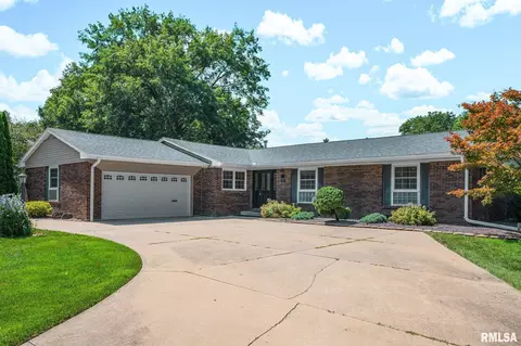 192 Potawatomi Rd, Galesburg, IL 61401