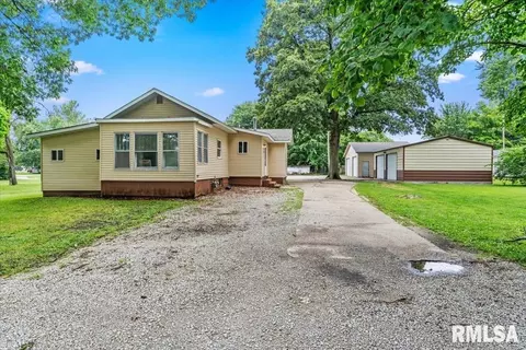 708 N 4th St, Auburn, IL 62615