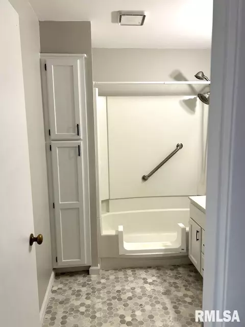 Bath - 2334 Ramsey Ave, Springfield, IL 62702 photo 2 of 2
