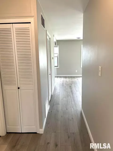 Entry Way - 2334 Ramsey Ave, Springfield, IL 62702 photo 1 of 1