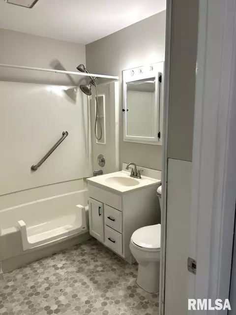 Bath - 2334 Ramsey Ave, Springfield, IL 62702 photo 1 of 2