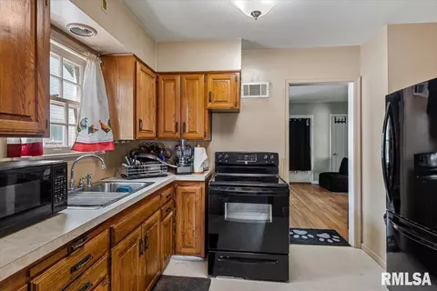 Entry Way - 2212 S Pasfield St, Springfield, IL 62704 photo 1 of 1