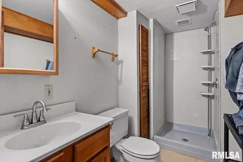 Bath - 2212 S Pasfield St, Springfield, IL 62704 photo 2 of 2