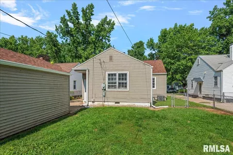 Exterior - 2212 S Pasfield St, Springfield, IL 62704 photo 3 of 6