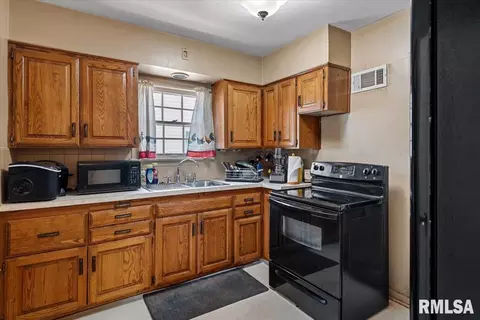 Kitchen - 2212 S Pasfield St, Springfield, IL 62704 photo 2 of 2