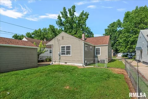 Exterior - 2212 S Pasfield St, Springfield, IL 62704 photo 4 of 6