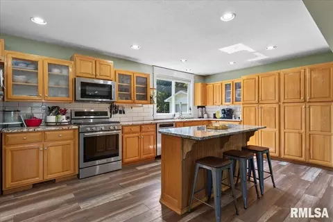 Kitchen - 45 Longview Dr, Springfield, IL 62712 photo 1 of 3