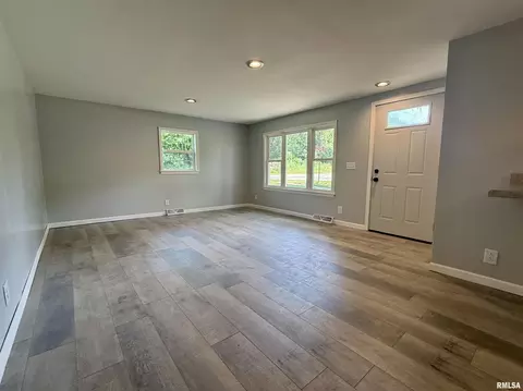 Living - 204 E Adams St, Abingdon, IL 61410 photo 1 of 3