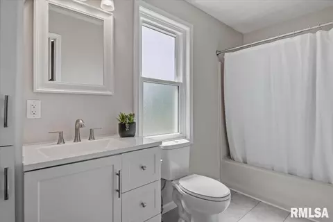 Bath - 408 Golf Rd, Springfield, IL 62704 photo 3 of 5