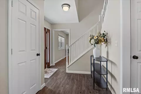 Entry Way - 408 Golf Rd, Springfield, IL 62704 photo 2 of 5